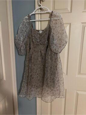 ARULA Floral Puff-Sleeve Dress in Light Taupe and Cream